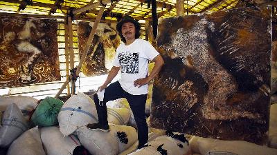 Perupa Tisna Sanjaya berpose bersama karya-karya siluetnya dalam pameran  bertajuk Proses Perubahan Zaman Yang Tergesa di galeri Lumbung Plastik di Cigondewah, Bandung, Jawa Barat, 24 Agustus 2021. TEMPO/Prima Mulia