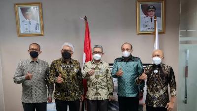 Direktur Utama PT Jakarta Propertindo (Perseroda) atau Jakpro, Dwi Wahyu Daryoto (kedua dari kiri) digantikan Widi Amanasto (kedua dari kanan). ANTARA/Ho Dok. Pribadi
