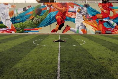 Mural karya MI Art and Design Studio di NF Mini Soccer, Petukangan, Jakarta.  Instagram/ @munadiannur