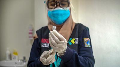 Petugas medis memasukkan dosis vaksin Covid-19 Pfizer di Puskesmas Lebak Bulus, Jakarta Selatan,  23 Agustus 2021. TEMPO/Hilman Fathurrahman W