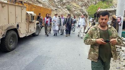 Pasukan anti-Taliban berjalan di sebuah jalan di Lembah Panjshir, Afghanistan, 23 Agustus 2021.  Aamaj via REUTERS 