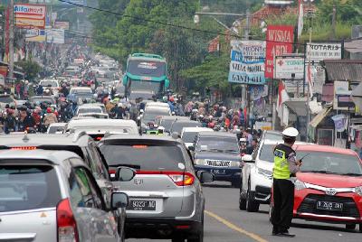 Personel Satlantas Polres Bogor mengatur arus lalu lintas di jalan raya Puncak, Kabupaten Bogor, Jawa Barat, 29 Agustus 2021. ANTARA/Arif Firmansyah
