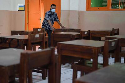 Pekerja menata bangku di ruang kelas sekolah di SMA Negeri 87, Jakarta, 24 Agustus 2021. ANTARA/Hafidz Mubarak A