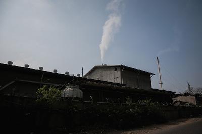 Cerobong asap milik salah satu pabrik di kawasan Pulogadung, Jakarta, 11 Agustus 2019. TEMPO/M Taufan Rengganis