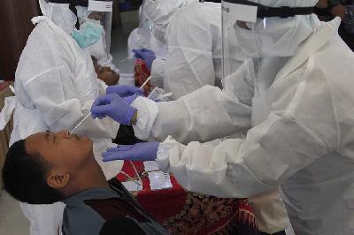 Petugas kesehatan melakukan swab test (tes usap) antigen kepada siswa yang mengikuti Pembelajaran Tatap Muka (PTM) di Perguruan Al-Irsyad Al-Islamiyyah Solo, Jawa Tengah, 24 Agustus 2021. ANTARA/Maulana Surya
