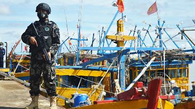 An officer stands guard near a Vietnamese-flagged vessel caught for illegal fishing in the North Natuna Sea, in May.
PSDKP Directorate of the Maritime Affairs and Fisheries Ministry
