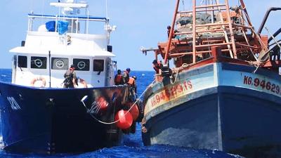 Indonesian Fisheries Supervisory Vessel caught a fishing boat with a Vietnamese flag in the North Natuna Sea, December 2019.
Maritime Affairs and Fisheries Ministry Public Relations

