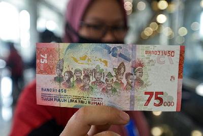 Uang pecahan 75 ribu rupiah di kantor pusat Bank Indonesia, Jakarta.  Tempo/Tony Hartawan