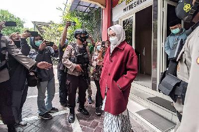 Bupati Probolinggo Puput Tantriana Sari keluar dari ruang Ditreskrimsus Polda Jatim, Surabaya, Jawa Timur, 30 Agustus 2021.  ANTARA/Indra ZA