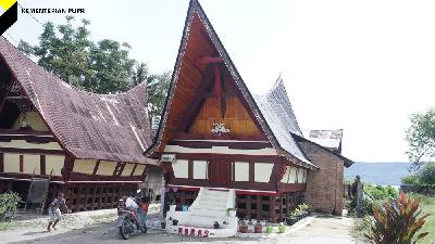Salah satu sarana hunian pariwisata yang dibangun Kementerian PUPR di Kampung Warna Warni Tigarihit, Parapat. 