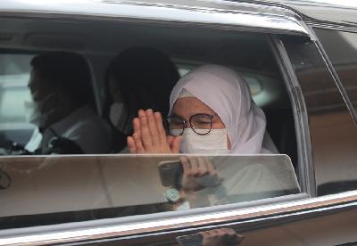 Wakil Ketua KPK Lili Pintauli Siregar berada dalam Mobil  usai Sidang Etik di Jakarta, 30 Agustus 2021.  ANTARA/Reno Esnir