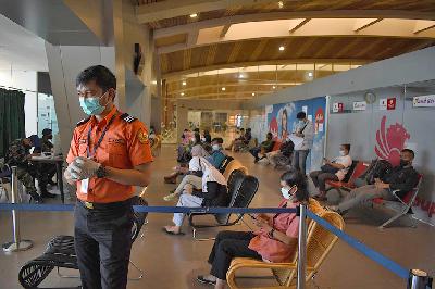 Sejumlah penumpang pesawat menunggu panggilan untuk dapat suntikan dosis pertama vaksin Covid-19 Bio Farma di Bandara Husein Sastranegara, Bandung, Jawa Barat, 5 Juli 2021. TEMPO/Prima Mulia