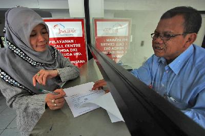Seorang nasabah membayar premi asuransi di kantor Jiwasraya Cikini, Jakarta. Dokumentasi TEMPO/Eko Siswono Toyudho