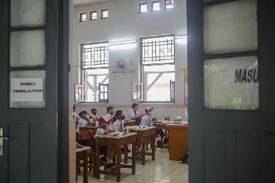 Murid kelas dasar mengikuti pembelajaran tatap muka pada hari pertama di SD Negeri Manggarai 01, Jakarta, 30 Agustus 2021. Tempo/Hilman Fathurrahman W