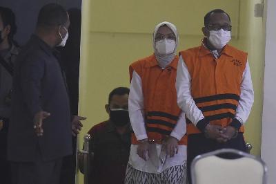 Bupati Probolinggo, Puput Tantriana Sari (tengah) dan Hasan Aminuddin setelah terjaring Operasi Tangkap Tangan KPK di gedung Komisi Pemberantasan Korupsi, Jakarta, 31 Agustus 2021. TEMPO/Imam Sukamto