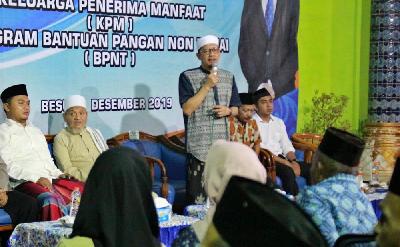 Hasan Aminuddin melakukan dialog bersama Keluarga Penerima Manfaat (KPM) program Bantuan Pangan Non Tunai di Desa Krampilan Kecamatan Besuk, 2019. probolinggokab.go.id