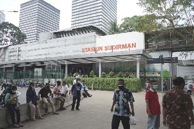 Aktivitas di depan Stasiun Sudirman, Jakarta, 2 September 2021.TEMPO/Muhammad Hidayat
