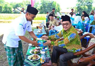 Wakil Ketua Komisi IV DPR RI Hasan Aminuddin (kanan) di Yayasan Al Barizy Desa Laweyan Kecamatan Sumberasih, 16 Maret 2020. probolinggokab.go.id