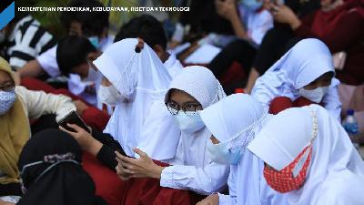 Siswa menunggu giliran vaksinasi Covid-19 dosis kedua di SMP 160, Jakarta, 3 Agustus 2021. TEMPO/Subekti