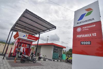 Petugas Pertashop (Pertamina Shop) melayani konsumen di Desa Mambalan, Lombok Barat, NTB, 28 Maret 2021.  ANTARA/Ahmad Subaidi