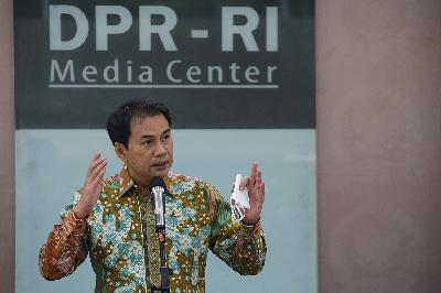 Wakil Ketua DPR RI Aziz Syamsuddin di Media Center DPR RI, Kompleks Parlemen Senayan, Jakarta, 3 Desember 2020. TEMPO/M Taufan Rengganis