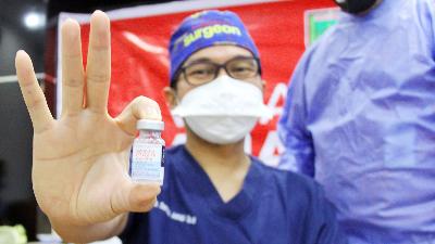 Dokter memperlihatkan vaksin COVID-19 Moderna untuk dosis ketiga (booster) bagi tenaga kesehatan di Rumah Sakit Umum Daerah Dumai, Riau, 24 Agustus 2021. ANTARA/Aswaddy Hamid