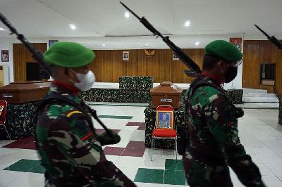 Prajurit TNI berjalan di dekat peti jenazah rekannya saat disemayamkan di Aula Praja Vira Tama Markas Komando Korem 181/PVT Kota Sorong, Papua Barat, 2 September 2021. ANTARA/Olha Mulalinda