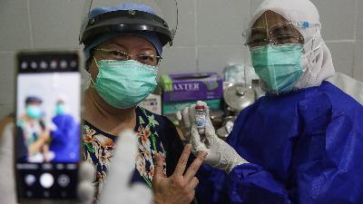 A health worker takes a photo after undergoing the third Covid-19 vaccination of Moderna vaccine at the Doris Sylvanus Regional General Hospital, Palangkaraya, Central Kalimantan, August 6.
Antara/Makna Zaezar
