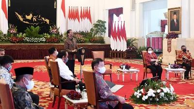 President Joko Widodo holds a meeting with leaders of the coalition political parties at the State Palace, Jakarta, August 25. BPMI Setpres/RusmanWork