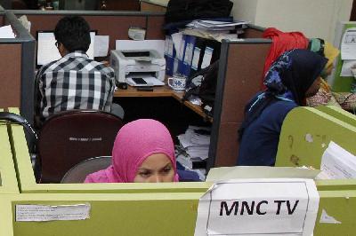 Suasana kerja di ruang pemantauan Komisi Penyiaran Indonesia, Jakarta. Dok Tempo/Frannoto