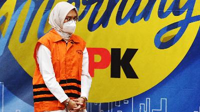Probolinggo Regent Puput Tantriana Sari wearing the orange detainee vest after being questioned by the KPK at the KPK building, Jakarta, August 31. The KPK arrested Puput Tantriana Sari and her husband Hasan Aminuddin, and secured evidence of Rp326,500,000, in a sting operation on August 30 for their involvement in the alleged bribery case related to the selection of village heads in Probolinggo Regency.
Antara/Hafidz Mubarak A
