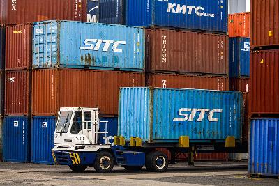 Aktivitas bongkar muat kontainer di JICT Pelabuhan Tanjung Priok, Jakarta, 16 Juni 2021. Tempo/Tony Hartawan