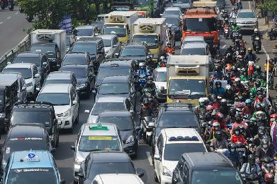 Pengguna kendaraan saat penerapan penyekatan PPKM Darurat di Underpass Bassura, Jakarta Timur, 15 Juli 2021. TEMPO / Hilman Fathurtahman W