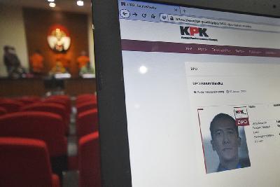 Foto tersangka mantan Caleg PDI Perjuangan, Harun Masiku,terpasang masuk dalam Daftar Pencarian Orang (DPO) di laman website KPK, di gedung Komisi Pemberantasan Korupsi, Jakarta, Juni 2020. TEMPO/Imam Sukamto