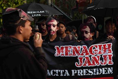 Aksi kamisan memperingati 14 tahun kasus pembunuhan aktivis Hak Asasi Manusia, Munir Said Thalib di depan Balai Kota Malang, Jawa Timur, 2018. TEMPO/Aris Novia Hidayat