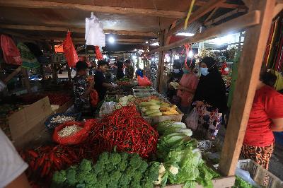 Pedagangn melayani pembeli di Pasar Munjul, Jakarta, 29 Juni 2021. TEMPO/Subekti
