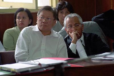 Kaharudin Ongko di Pengadilan Negeri Jakarta Pusat, 2001. Dok Tempo/Arif Ariadi
