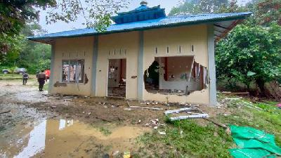 Masjid yang dirusak dan bangunannya dibakar massa di Sintang, Kalimantan Barat. Istimewa
