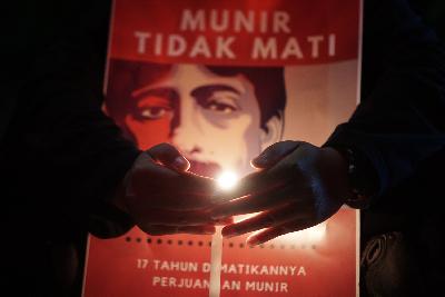 Mahasiswa mengikuti aksi refleksi 17 tahun kematian Munir di depan Kampus UNS, Solo, Jawa Tengah, 7 September 2021. ANTARA/Mohammad Ayudha