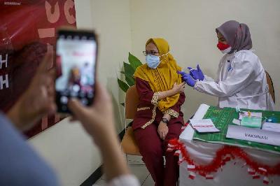 Vaksinator menyuntikkan vaksin dosis ketiga atau booster kepada tenaga kesehatan di Rumah Sakit Umum Daerah Matraman, Jakarta, 6 Agustus 2021. TEMPO/Hilman Fathurrahman W