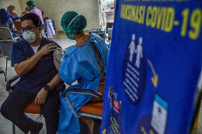 Petugas menyuntikkan vaksin Moderna kepada tenaga kesehatan sebagai dosis ketiga di Rumah Sakit Umum Pusat Haji Adam Malik, Medan, Sumatera Utara, 5 Agustus 2021. ANTARA/Fransisco Carolio
