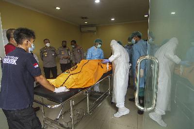 Petugas membawa jenazah korban kebakaran Lapas Dewasa Klas 1 A Tangerang untuk diidentifikasi di RS Polri, Kramat Jati, Jakarta, 8 September 2021. ANTARA/Asprilla Dwi Adha