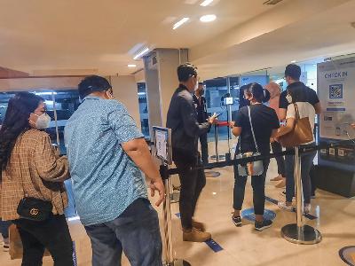 Pengunjung melakukan pemindaian pada aplikasi PeduliLindungi sebelum memasuki pusat perbelanjaan Mall Grand Indonesia, Jakarta, 28 Agustus 2021. TEMPO / Hilman Fathurrahman W