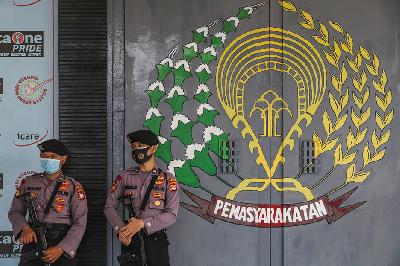 Anggota kepolisian berjaga di pintu masuk pasca terjadi kebakaran di Lapas Kelas 1 A Tangerang  Kota Tangerang, Banten, 8 September 2021. TEMPO / Hilman Fathurrahman W