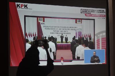 Upacara pelantikan dan pengambilan sumpah menjadi pegawai KPK menjadi Pegawai Negeri Sipil dilaksanakan secara daring di gedung Komisi Pemberantasan Korupsi, Jakarta, 1 Juni 2021. TEMPO/Imam Sukamto
