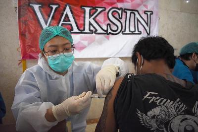 Petugas kesehatan menyuntik vaksin Covid-19 buatan Sinovac untuk masyarakat di dalam Masjid Agung, Bandung, 7 September 2021. TEMPO/Prima Mulia