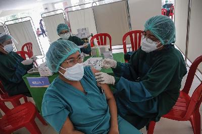 Tenaga kesehatan mendapat suntikan dosis ketiga vaksin Covid-19 Moderna di Rumah Sakit Mangusada, Kabupaten Badung, Bali, 4 Agustus 2021. Johannes P. Christo