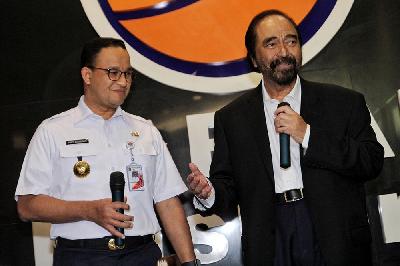 Surya Paloh (kanan) dan Gubernur DKI Jakarta Anies Baswedan di DPP NasDem, Jakarta, 2019. Tempo/Hilman Fathurrahman W
