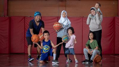 Musisi Mohammad Istiqamah Djamad alias Is Pusakata saat melatih basket anak-anaknya di Makassar, Sulawesi Selatan, 7 September 2021. TEMPO/Iqbal Lubis