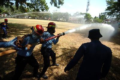 Petugas lapas menyemprotkan air dalam simulasi pemadaman api di Lapas Kelas II B, Brebes, Jawa Tengah, 10 September 2021.  ANTARA/Oky Lukmansyah